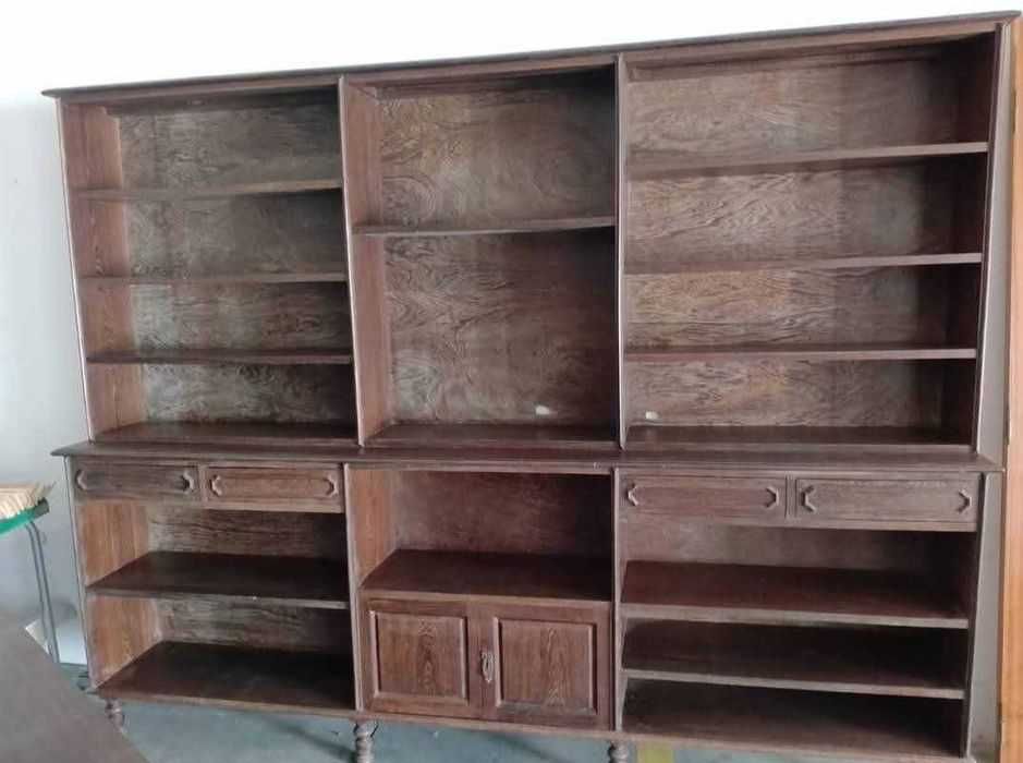 Móvel antigo de madeira