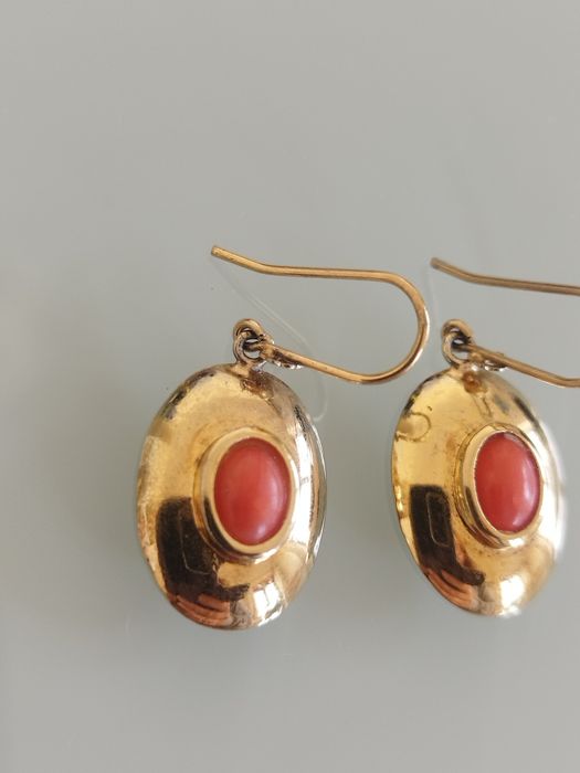 Lindos brincos vintage em vermeil e coral genuíno.