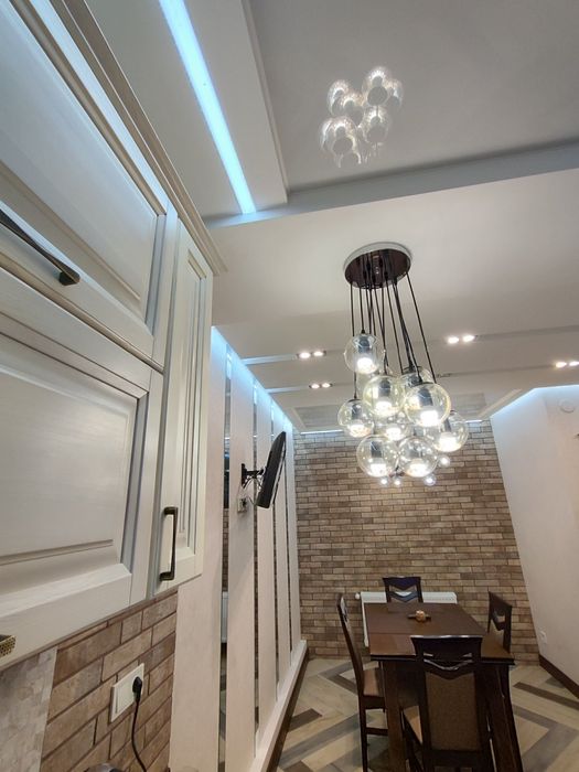 Велика  3-кімнатна квартира з дизайнерським ремонтом