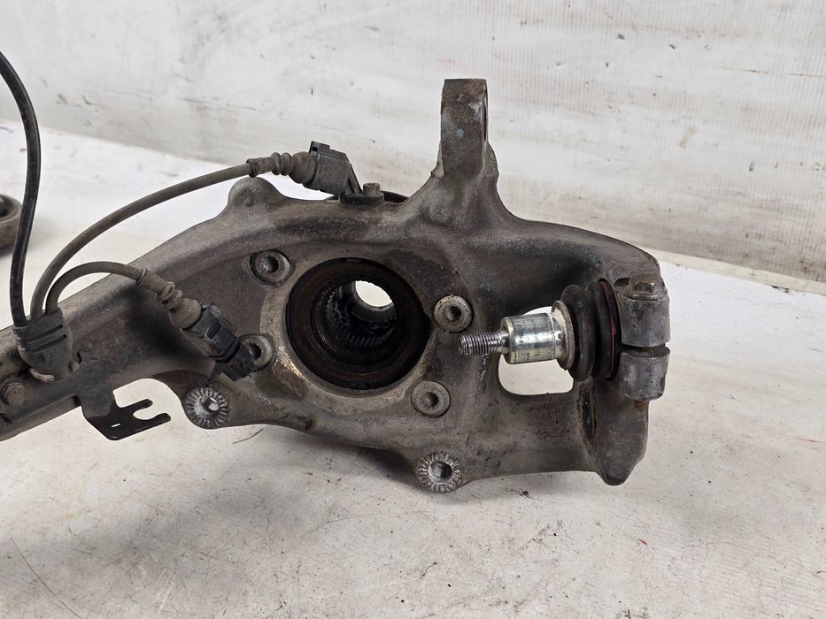 AUDI A4 B8 A5 8T PRZED LIFT 07-11 Zwrotnica lewa przód przednia 8K0407257G
