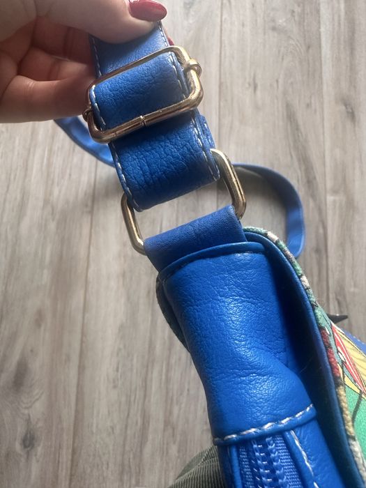 Яскрава містка сумка