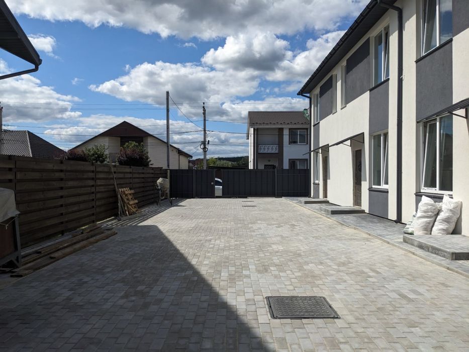 Продаж Таунхауса. Стоянка ( біля дитячого садочка)