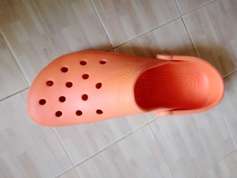 croc gigante para decoração
