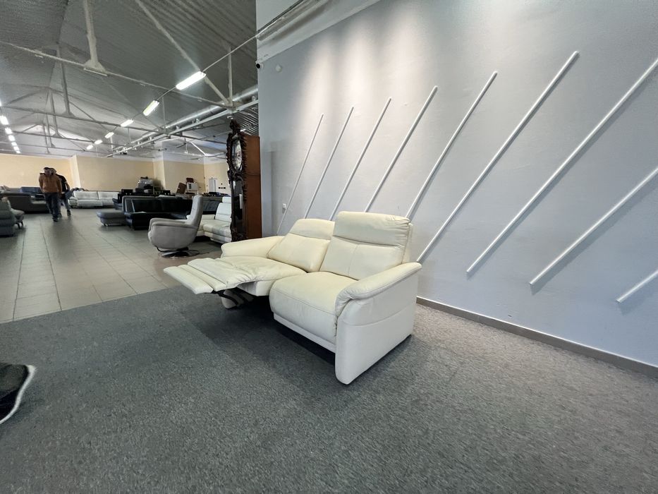 Диван виставковий шкіряний реклайнер мякий релакс світлий беж