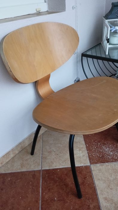 Krzesło retro jasne.