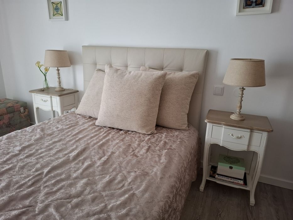 Cama branca sommier com colchão, mesas de cabeceira e candeeiros em excelente estado