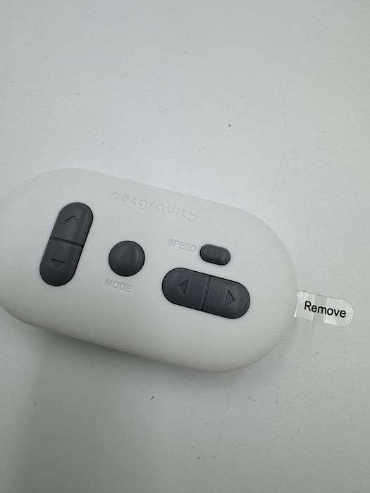 Interaktywna myszka dla kota z piorkiem