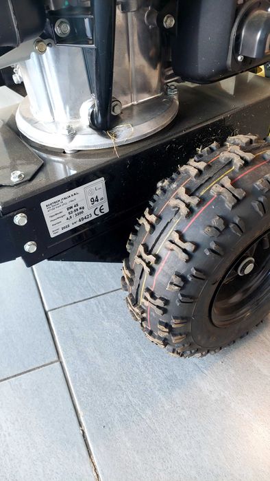 Maszyna do układania przewodu do robotów koszących