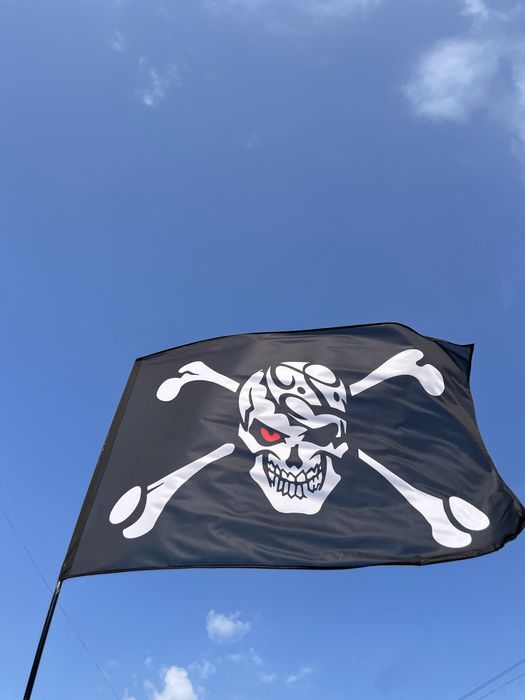 Піратський прапор веселий роджер з черепом червоне око пиратски флаг