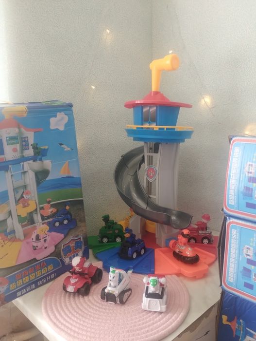 База 52 см + 9 героїв з машинками щенячий патруль . Подарункові набори