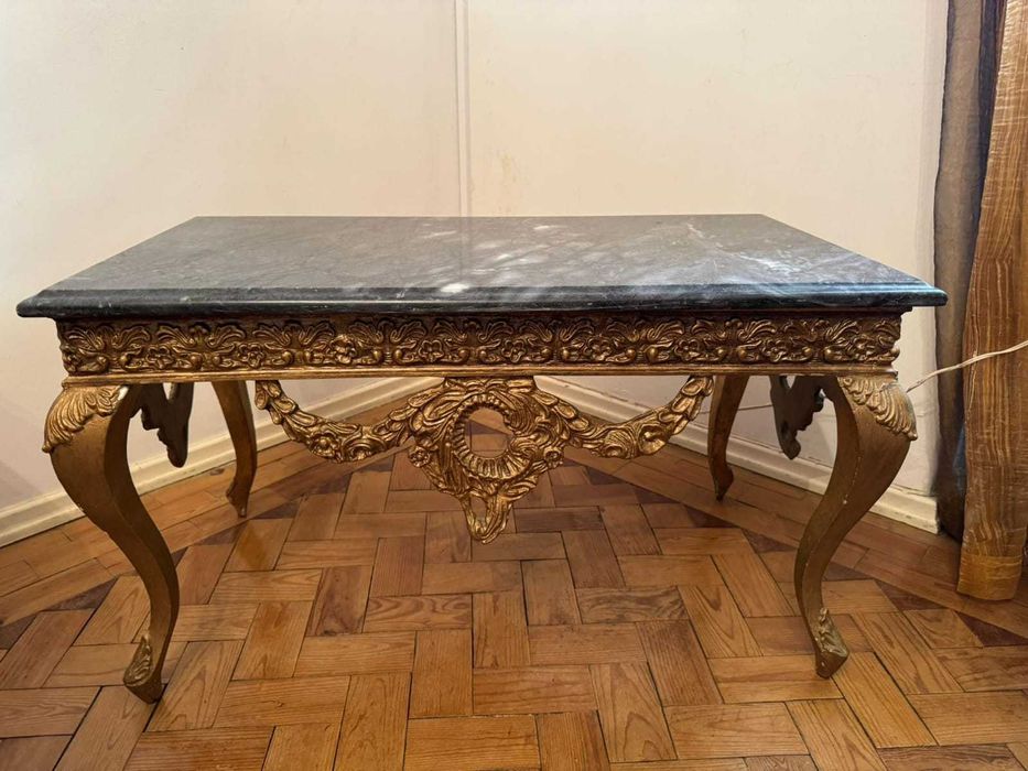 Mesa de sala em mármore e dourada