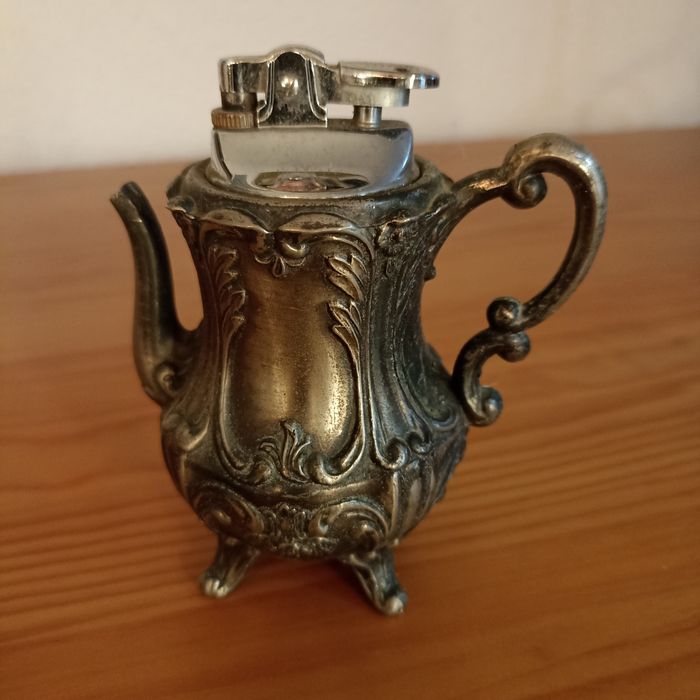 Isqueiro em estanho vintage