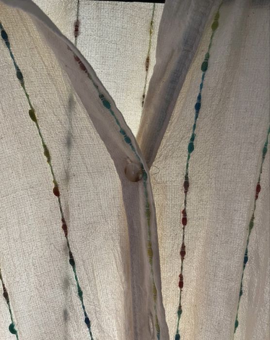 Camisa Pinka tom crú com bordados de várias cores