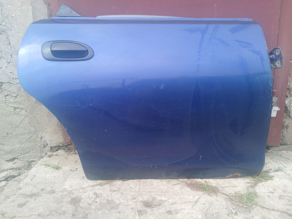 Продам дверь Мазда 323F