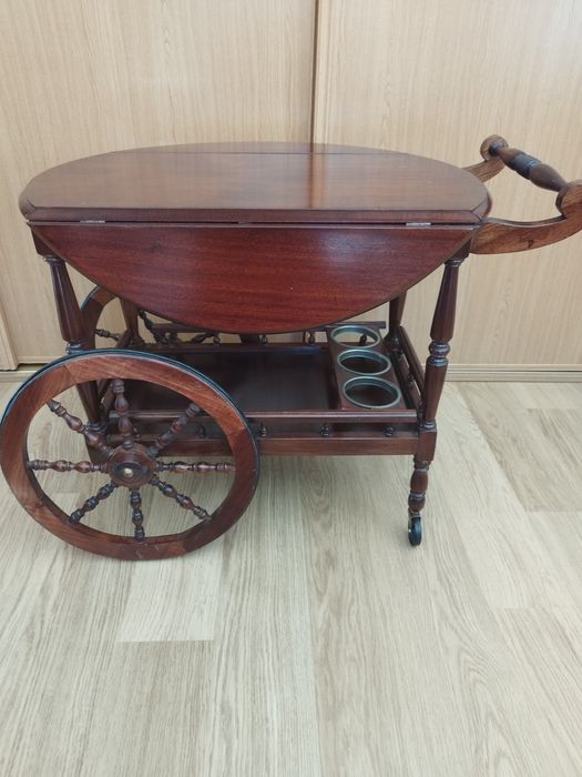 Carrinho de chá vintage em madeira