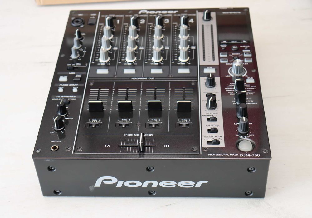 PIONEER DJM 800 ミキサー　ラッキー DJM-800 (zarchiwizowane) 4-channel high-end digital mixer