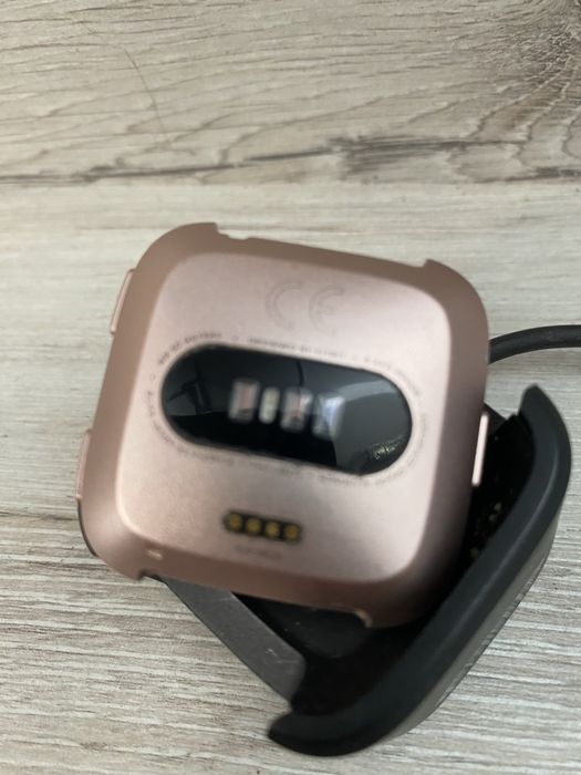 Smartwatch fitbit z stacja ładujaca
