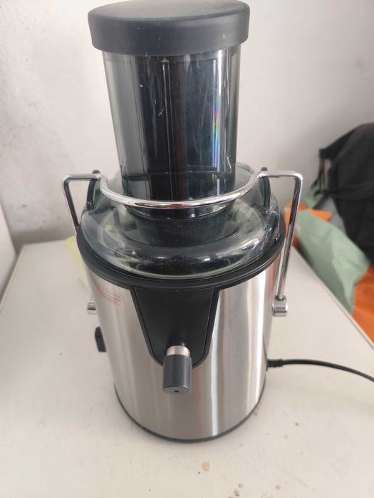 Vendo máquina de sumos só foi utilizada 3 ou 4 vezes