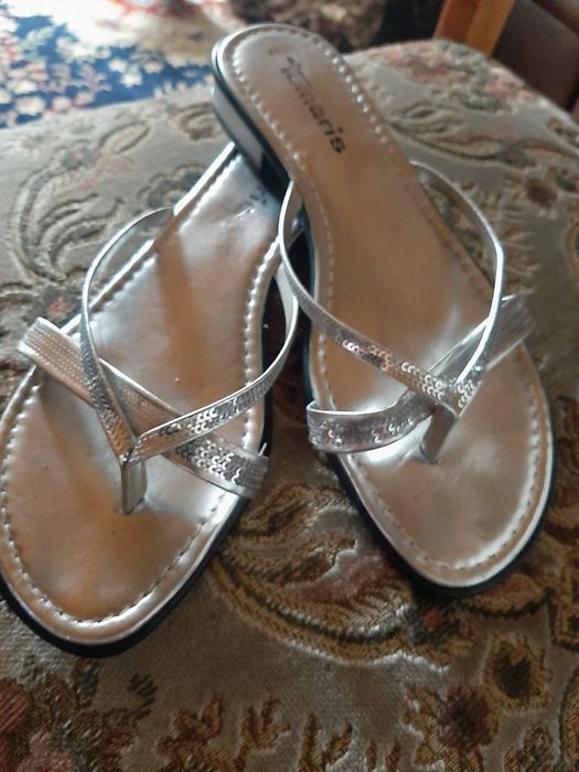 srebrne letnie klapki Tamaris roz 41