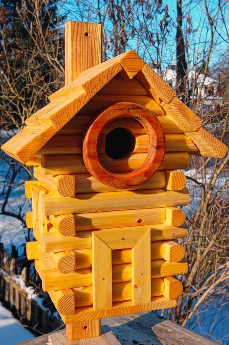 Oryginalna drewniana budka lęgowa dla małych ptaków