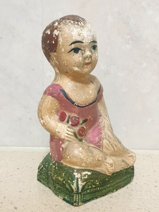Antiga escultura de uma criança com rosas em cerâmica