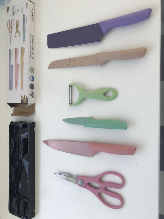 Conjunto de facas e utensilios de cozinha novo a estrear