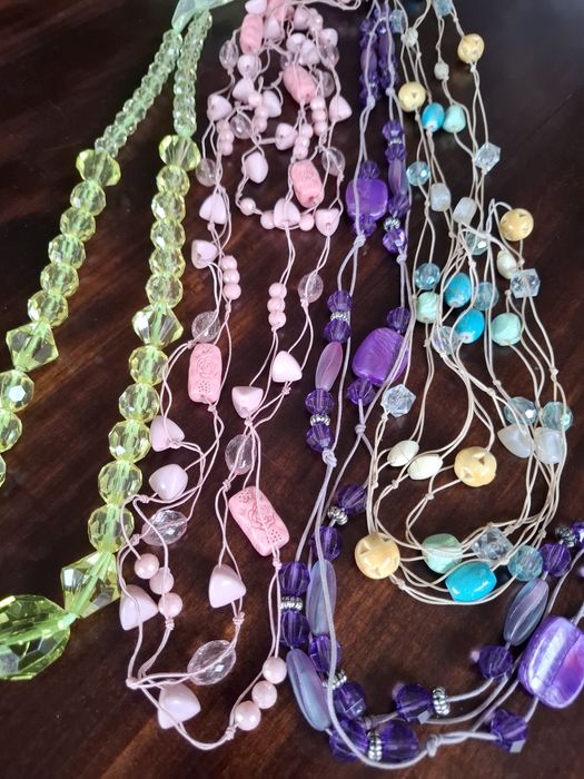 Długie korale , nazyjniki , 4 sztuki , nowe