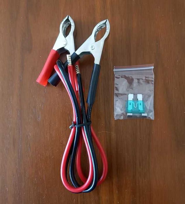 Kabel z zaciskiem krokodylkowym.
