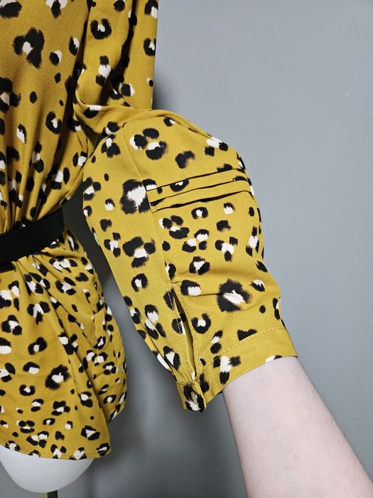 Musztardowa bluzka w panterkę i z dekoltem V  38-M