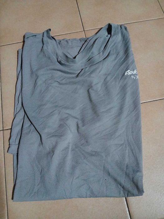 T shirt cinzenta da Decathlon, tecido elastico (tem uma pequena nodoa à frente que deverá sair lavando)