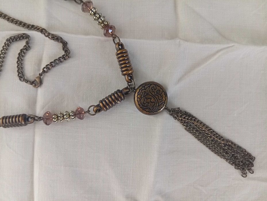 Colar de fantasia, em dourado velho