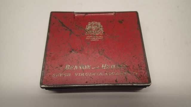 Caixas antigas de cigarros em chapa