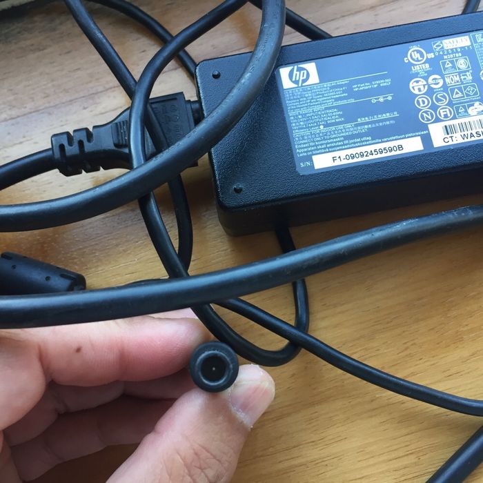 Carregador HP /outro universal marca targus com ficha toshiba