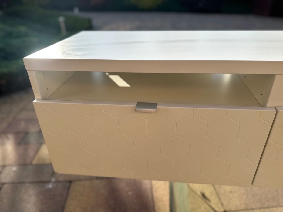 Szafka pod TV Besta biała, fronty plaster miodu 3 szuflady, 3 półki