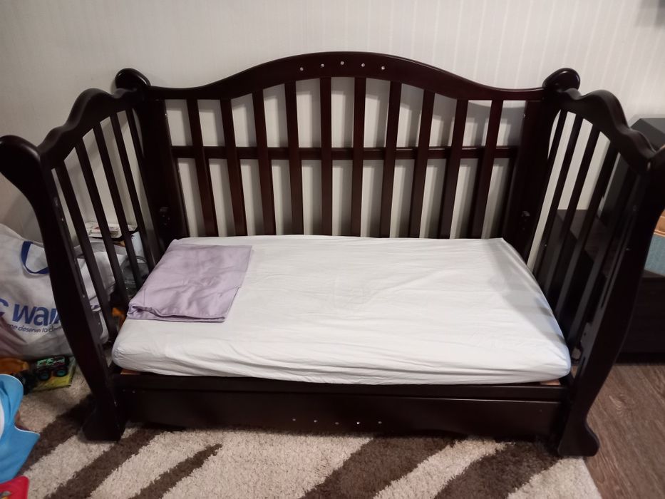 Дитяче ліжечко із натурального дерева