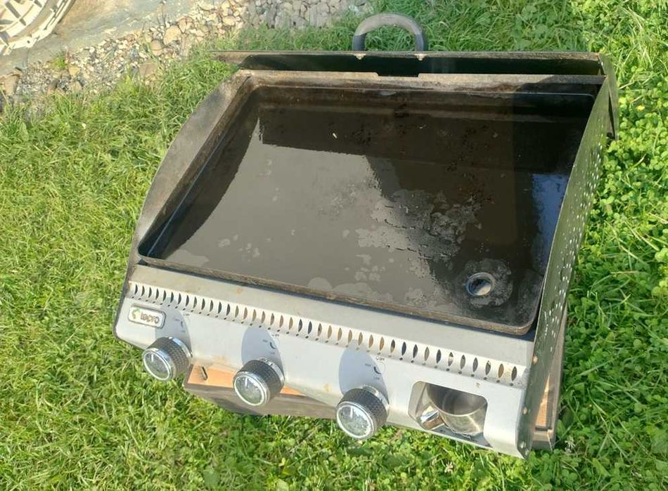 Grill gazowy z dużą płytą na potrawy