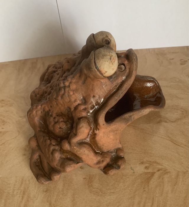 Попільничка, перельница, жаба