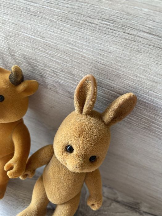 Dwie małe figurki w stylu retro