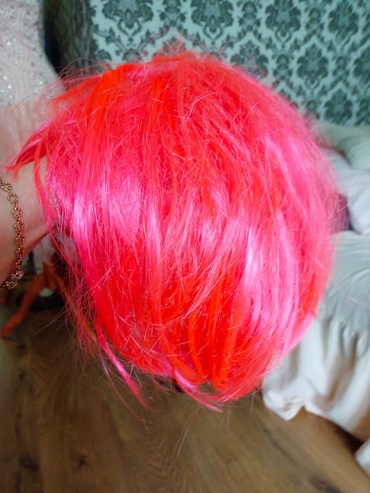 Różowa krótka peruka