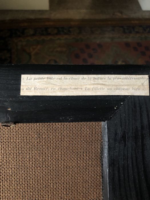 Quadro de pintura da pequena com chapeu azul