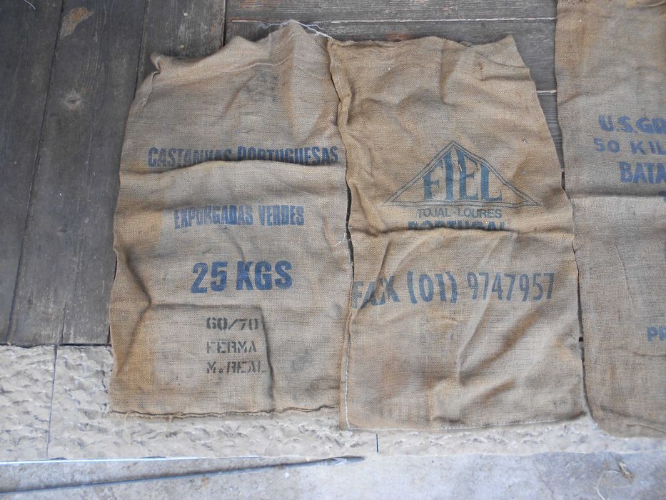 Sacas serapilheira antigas batatas castanhas rustica retro agricola