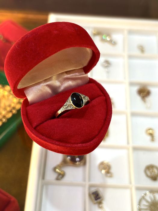 Pierścionek złoty z Szafirem 1,45ct i rozetami diamentowymi