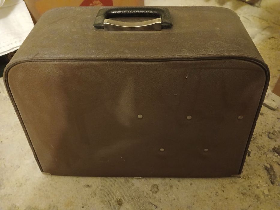 Maszyna do szycia z walizką