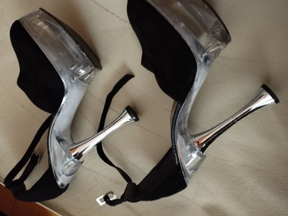 Sapatos de senhora salto alto