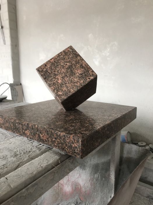 Кришки ,шапки, парапети на забор із натурального каменя