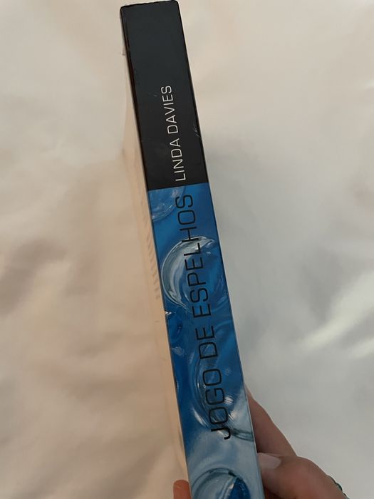 Jogo de Espelhos, de Linda Davies