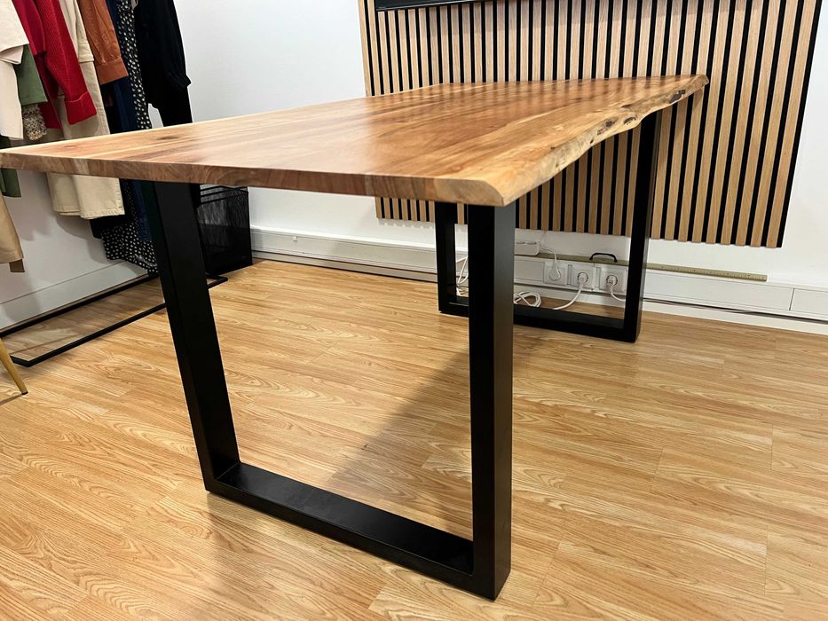 Mesa de Jantar ou Reuniões, em madeira