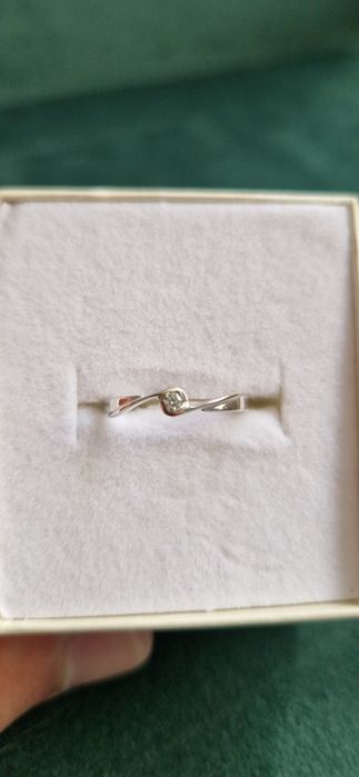 Złoty pierścionek z diamentem