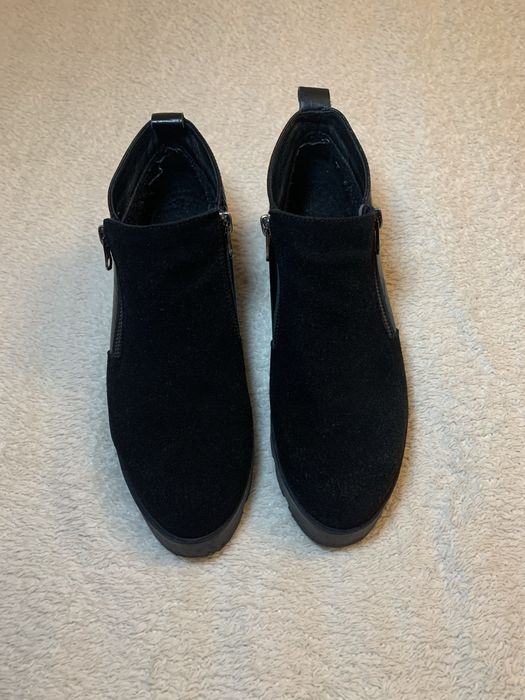 Замшеві чорні чоботи