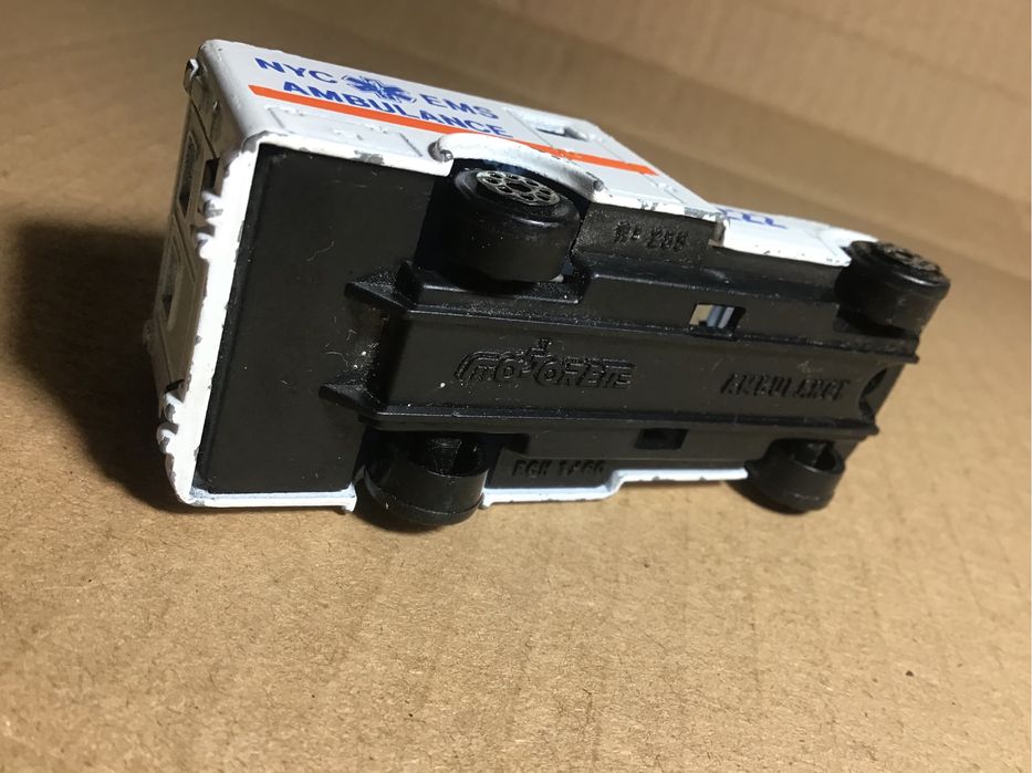 Majorette - Ambulância escala 1/60